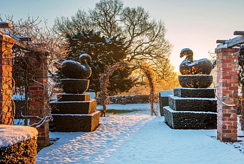 FELLEY_PRIORY_NOTTINGHAMSHIRE_WINTER__SNOW_CLIPPED_TOPIARY_YEW_SWANS_ARCH_DECEMBER_ENGLISH_COUNTRY_G