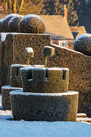 FELLEY_PRIORY_NOTTINGHAMSHIRE_WINTER__SNOW_CLIPPED_TOPIARY_YEW_CASTLES_FLAGS_SUNRISE_DAWN_DECEMBER_E