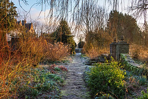 RODMARTON_MANOR_GLOUCESTERSHIRE_WINTER__PATH_THROUGH_THE_SPRING_BORDER_IN_FROST_ENGLISH_COUNTRY_GARD