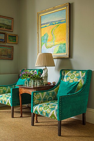 BUTTER_WAKEFIELD_HOUSE_LONDON_SITTING_ROOM_TWO_SEATS_PAINTING