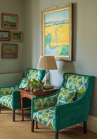 BUTTER_WAKEFIELD_HOUSE_LONDON_SITTING_ROOM_TWO_SEATS_PAINTING