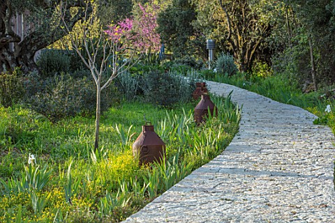 SKOPOS_DESIGN_CORFU_STONE_PATH_ENTRANCE_TO_GARDEN_WITH_IRISES_AND_LIGHTS