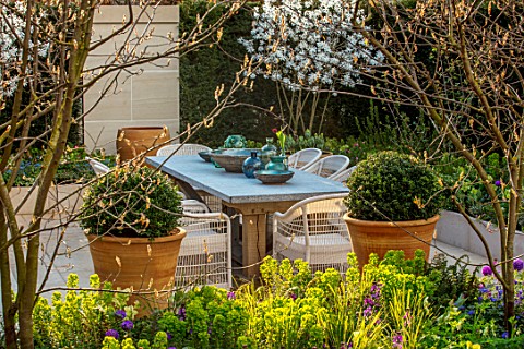 ASCOT_SPRING_GARDEN_SHOW_THE_COURTYARD_DESIGNED_BY_JOE_PERKINS_TABLE_CHAIRS_TERRACOTTA_CONTAINER_CLI