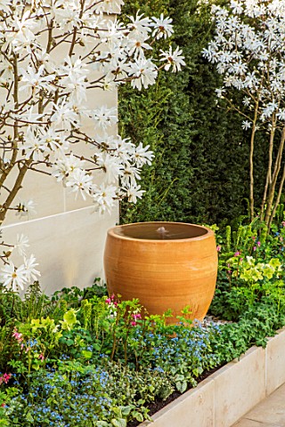 ASCOT_SPRING_GARDEN_SHOW_THE_COURTYARD_DESIGNED_BY_JOE_PERKINS_TABLE_CHAIRS_TERRACOTTA_CONTAINER_WAT