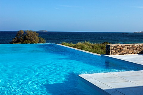 ANTIPAROS_GREECE_DESIGNER_THOMAS_DOXIADIS_SWIMMING_POOL_AND_OLIVE_TREE_BESIDE_THE_SEA