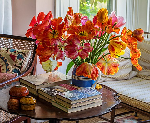 THE_OLD_PARSONAGE_DORSET_THE_SITTING_ROOM_WITH_JUG_OF_TULIPS_PICKED_FROM_THE_GARDEN_INTERIOR_LIVING_