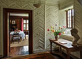 WARDINGTON MANOR, OXFORDSHIRE: SPRING, HALLWAY, DINING ROOM, WHITE PANELLED WALLS, TULIPS IN VASES, FLOWERS, INDOORS