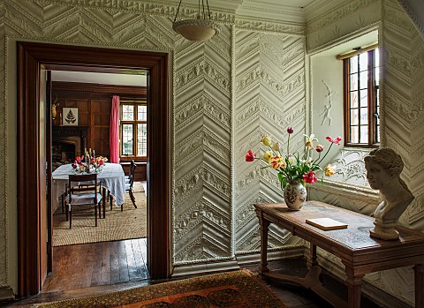 WARDINGTON_MANOR_OXFORDSHIRE_SPRING_HALLWAY_DINING_ROOM_WHITE_PANELLED_WALLS_TULIPS_IN_VASES_FLOWERS