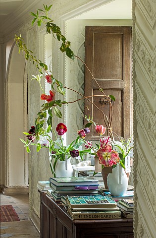 WARDINGTON_MANOR_OXFORDSHIRE_SPRING_TULIPS_IN_VASES_FLOWERS_INDOORS_WHITE_PANELLING_CARNIVAL_DE_NICE