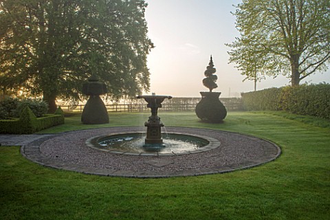 MITTON_MANOR_STAFFORDSHIRE_THE_MANOR_AND_FOUNTAIN_IN_FRONT_FOG_MIST_FOUNTAIN_TOPIARY_CLIPPED_WATER_S