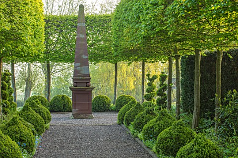 MITTON_MANOR_STAFFORDSHIRE_PATH_CLIPPED_TOPIARY_BOX_BUXUS_HORNBEAM_HEDGES_HEDGING_SPRING_SYMMETRY_FO