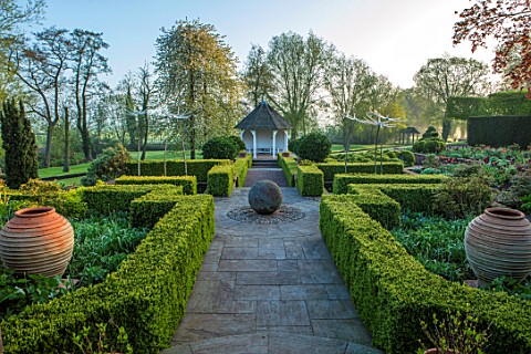 MITTON_MANOR_STAFFORDSHIRE_PATH_EMPTY_TERRACOTTA_CONTAINERS_TOPIARY_GARDEN_FORMAL_COUNTRY_BOX_TOPIAR