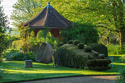 THE_MANOR_HOUSE_STEVINGTON_BEDFORDSHIRE_DRAGON_CLIPPED_TOPIARY_YEW_HEDGING_HEDGES_SUMMERHOUSE_SUMMER