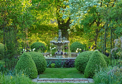 THEMANOR_HOUSE_STEVINGTON_BEDFORDSHIRE_CIRCULAR_FOUNTAIN_SPRING_WATER_FEATURE_FOUNTAINS_STONE_FORMAL