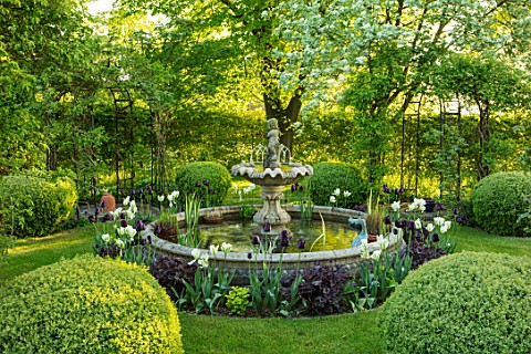 THEMANOR_HOUSE_STEVINGTON_BEDFORDSHIRE_CIRCULAR_FOUNTAIN_SPRING_WATER_FEATURE_FOUNTAINS_STONE_FORMAL