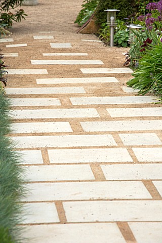THE_MOONGATE_GARDEN_SUSSEX_PAVING_STONE_PATH_PATHS