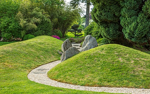 CHILWORTH_MANOR_SURREY_GRAVEL_PATH_THROUGH_LAWN_AND_ROCKS_IN_JAPANESE_GARDEN_HILL