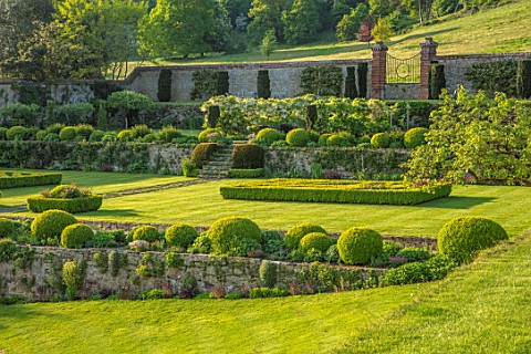 CHILWORTH_MANOR_SURREY_THE_WALLED_GARDEN_STEPS_WALLS_CLIPPED_TOPIARY_BOX_BUXUS_GATE_BORROWED_LANDSCA