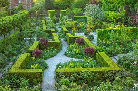CLAUS_DALBY_GARDEN_DENMARK_PATHS_AND_GARDEN_ROOMS_SEEN_FROM_THE_HOUSE_YEW_HEDGES_HEDGING_SPRING
