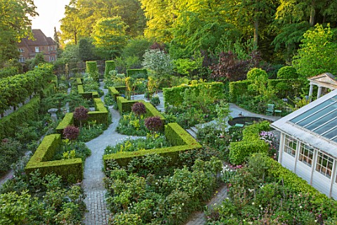 CLAUS_DALBY_GARDEN_DENMARK_PATHS_AND_GARDEN_ROOMS_SEEN_FROM_THE_HOUSE_YEW_HEDGES_HEDGING_SPRING_CONS