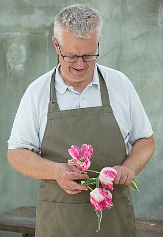CLAUS_DALBY_GARDEN_DENMARK_CLAUS_DALBY_HOLDING_FLOWERS_OF_TULIP_TULIP_SILVER_PARROT_TULIPS_SPRING_BU
