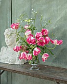 CLAUS DALBY GARDEN, DENMARK: CLAUS DALBY FLOWER ARRANGEMENT OF TULIP - TULIP SILVER PARROT AND ANTHRISCUS SYLVESTRIS. TULIPS, SPRING, BULBS, IN VASE, SCULPTURE