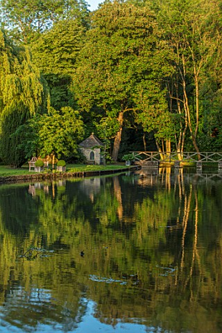 ABLINGTON_MANOR_GLOUCESTERSHIRE_REFLECTIONS_IN_RIVER_COLN_LAWN_SUMMERHOUSE_SUMMER_HOUSE_WOODEN_BENCH
