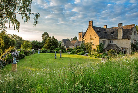 ASTHALL_MANOR_OXFORDSHIRE_LAWN_WITH_SCULPTURE_CHURCH_ENGLISH_COUNTRY_GARDEN