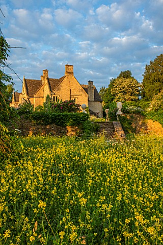 ASTHALL_MANOR_OXFORDSHIRE_MEADOW_WITH_THE_MANOR_HOUSE_IN_BACKGROUND_ENGLISH_COUNTRY_GARDEN