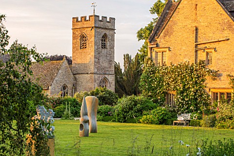 ASTHALL_MANOR_OXFORDSHIRE_LAWN_CHURCH_SCULPTURES_ENGLISH_COUNTRY_HOUSE_GARDENS