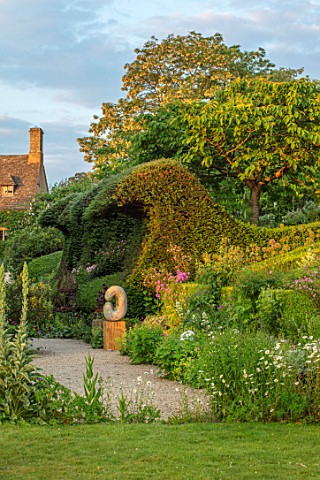 ASTHALL_MANOR_OXFORDSHIRE_WAVE_HEDGING_BESIDE_THE_HOUSE_GRAVEL_PATH_MARBLE_CULPTURE_OK_BEAN_BY_ANTHO
