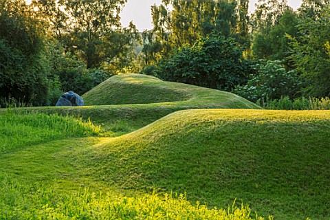 ASTHALL_MANOR_OXFORDSHIRE_TURF_MOUNDS_SUNSET_LAWN_HILL_HILLS_VIEWING_MOUND_GREEN_GRASS