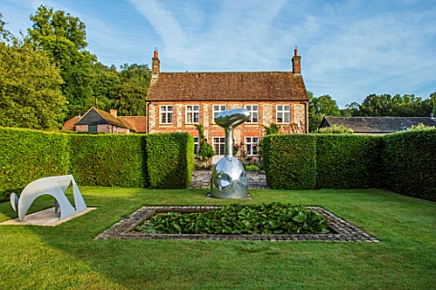 WORMSLEY_BUCKINGHAMSHIRE_HOME_FARM__HOUSE_YEW_HEDGES_WATER_LILY_POOL_POND_JEFF_KOONS_SCULPTURE_CRACK