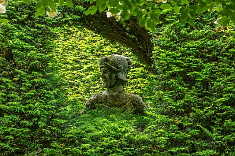 WORMSLEY_BUCKINGHAMSHIRE_WALLED_GARDEN__YEW_HEDGE_WITH_OPENING_TO_STATUE_SUMMER_ENGLISH_COUNTRY_GARD