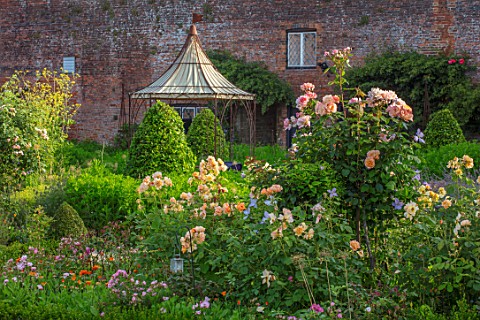 THE_WALLED_GARDEN_AT_COWDRAY_WEST_SUSSEX_BORDERS_ROSES_OUTDOOR_DINING_SEATING_AREA_TABLE_CHAIRS_BOX_