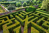 HAMPTON COURT CASTLE, HEREFORDSHIRE: YEW MAZE. TAXUS, LABYRINTH, CLIPPED, TRIMMED, HEDGES, MAZES, GREEN, PATTERNS, SHRUBS