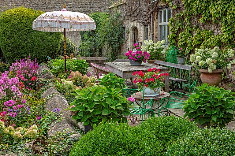 PYTTS_HOUSE_OXFORDSHIRE_THE_TERRACE_OUTSIDE_THE_HOUSE_PATIO_SUMMER_PARASOL
