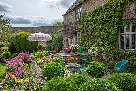 PYTTS_HOUSE_OXFORDSHIRE_THE_TERRACE_OUTSIDE_THE_HOUSE_PATIO_SUMMER_PARASOL