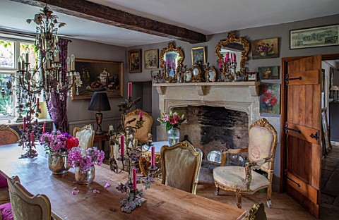 PYTTS_HOUSE_OXFORDSHIRE_THE_DINING_ROOM_DINING_TABLE_CHAIRS_CANDELABRAS_MIRROR_FIREPLACE