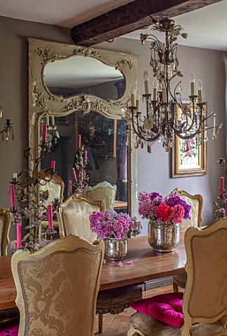 PYTTS_HOUSE_OXFORDSHIRE_THE_DINING_ROOM_DINING_TABLE_CHAIRS_CANDELABRAS_MIRROR