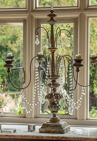 PYTTS_HOUSE_OXFORDSHIRE_THE_DINING_ROOM_VINTAGE_WOOD_WIRE_AND_BEAD_CANDELABRA_BY_WINDOW