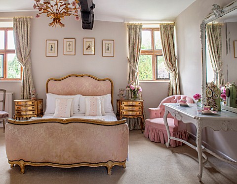 PYTTS_HOUSE_OXFORDSHIRE_PINK_BEDROOM_MIRROR