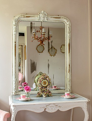 PYTTS_HOUSE_OXFORDSHIRE_PINK_BEDROOM_MIRROR_CLOCK