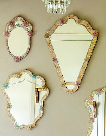 PYTTS_HOUSE_OXFORDSHIRE_MIRRORS_ON_WALL_IN_LOO