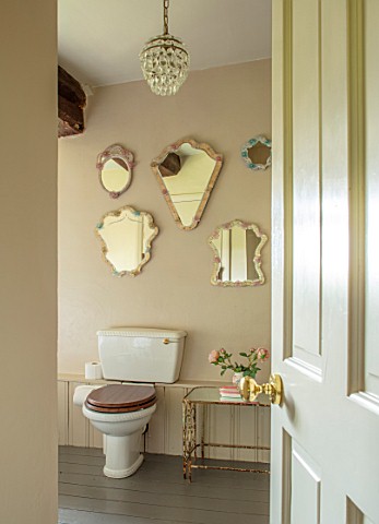 PYTTS_HOUSE_OXFORDSHIRE_MIRRORS_ON_WALL_IN_LOO