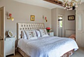 PYTTS HOUSE, OXFORDSHIRE: MASTER BEDROOM