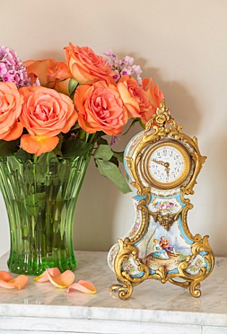 PYTTS_HOUSE_OXFORDSHIRE_CLOCK_AND_PINK_ROSES_IN_VASE_IN_MASTER_BEDROOM