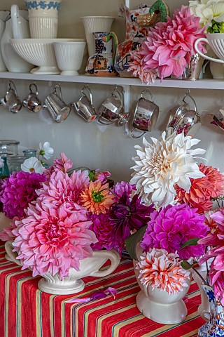 THE_LAND_GARDENERS_WARDINGTON_MANOR_OXFORDSHIRE_CUT_FLOWERS_OF_DAHLIAS_ARRANGED_IN_VASES_IN_THE_FLOW