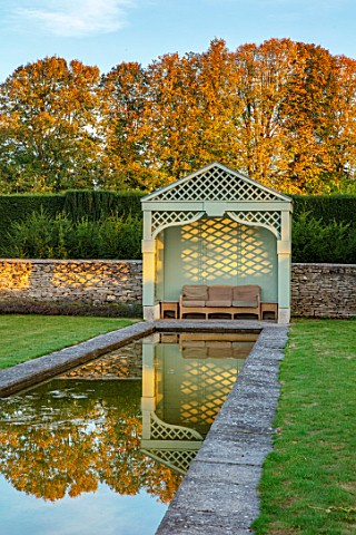 RADCOT_HOUSE_OXFORDSHIRE_THE_LONG_POND_BEECH_HEDGES_HEDGING_POOL_CANAL_GAZEBO_SEAT_SEATING_AUTUMN_RE