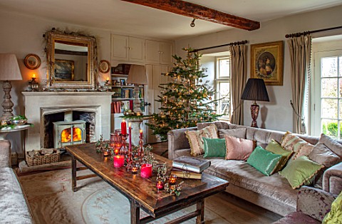 PYTTS_HOUSE_OXFORDSHIRE_LIVING_ROOM_WITH_FIREPLACE_SOFAS_CHRISTMAS_TREE_WINTER